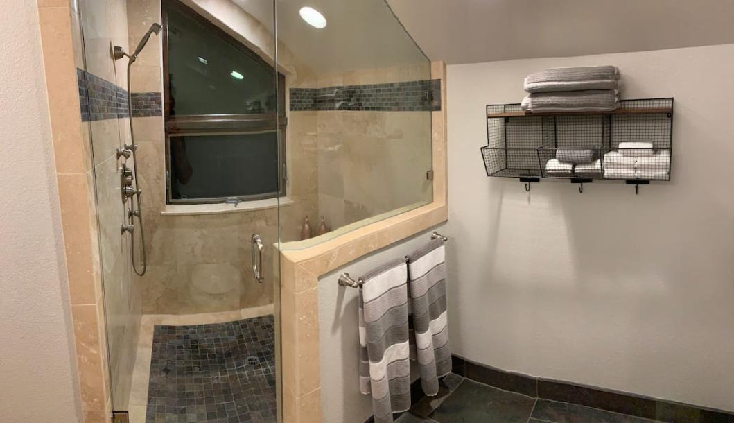 Entire guesthouse in South Lake Tahoe, California 2 guestsStudio1 bed1 bath-8