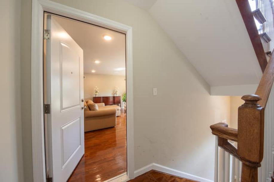 Room in Newark, New Jersey, United States 1 queen bedShared bathroom-10