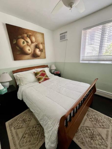 Room in North Bergen, New Jersey, United States 1 double bedShared bathroom-17