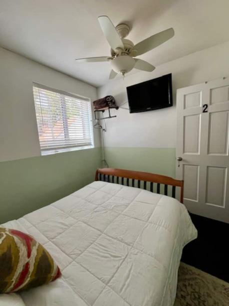 Room in North Bergen, New Jersey, United States 1 double bedShared bathroom-11