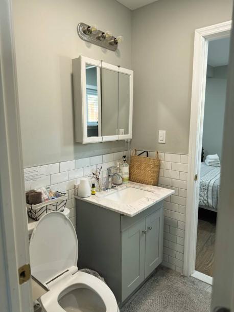 Room in Yonkers, New York, United States 1 queen bedPrivate attached bathroom-10