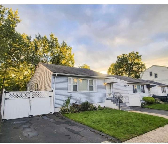 Room in Irvington, New Jersey, United States 1 bedShared bathroom-0