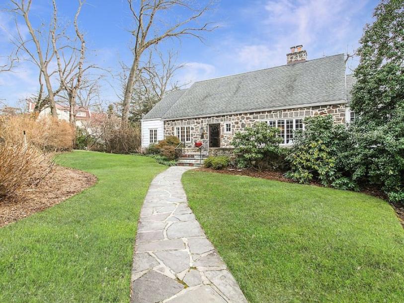 Entire home in Larchmont, New York, United States 14 guests4 bedrooms5 beds3 baths-0