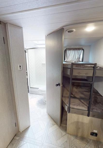 Camper/RV in Irvington, New Jersey, United States 5 guests1 bedroom4 beds1 bath-7