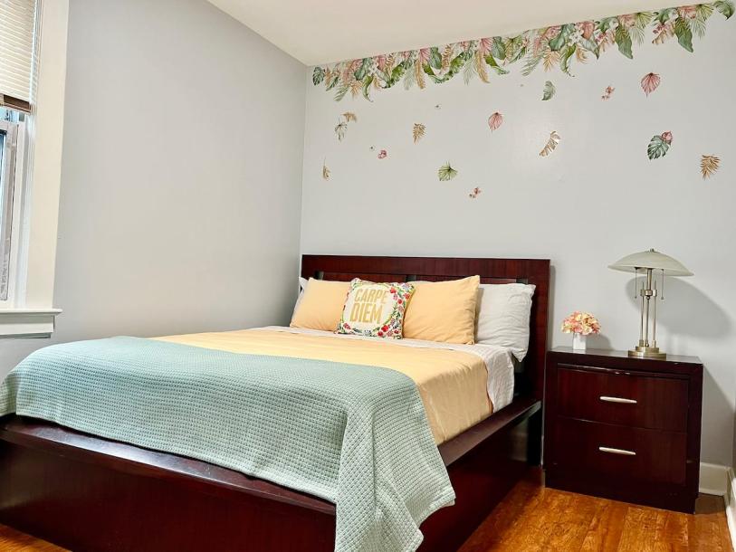 Room in Elizabeth, New Jersey, United States 1 queen bedShared bathroom-1