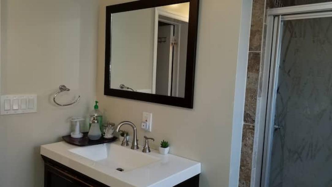 Room in Floral Park, New York, United States 1 queen bedShared bathroom-6