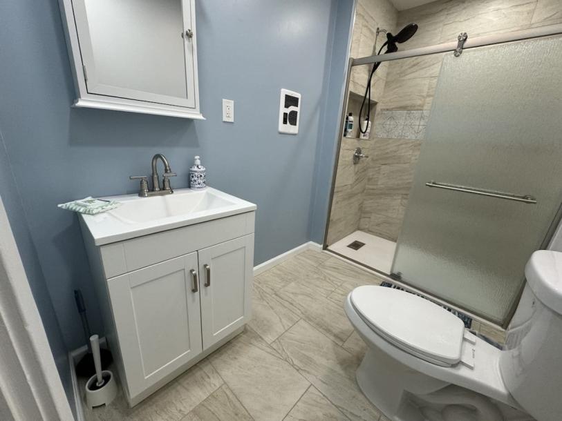 Room in Elizabeth, New Jersey, United States 1 queen bedShared bathroom-6