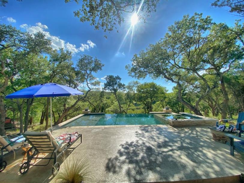 Entire cabin in Wimberley, Texas 4 guests2 bedrooms2 beds1 bath-14