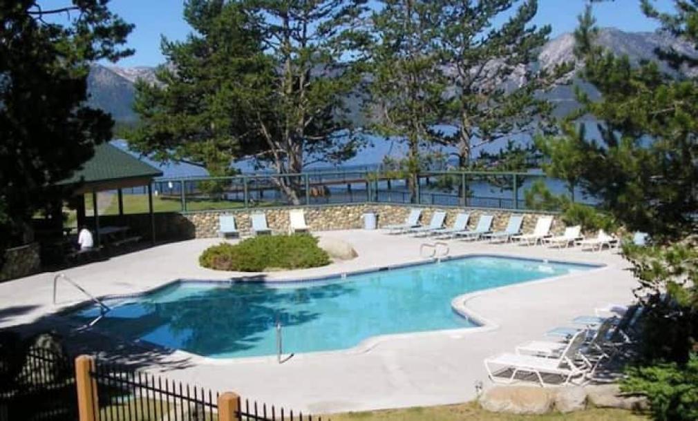 Entire home in South Lake Tahoe, California 4 guests2 bedrooms2 beds2 baths-16