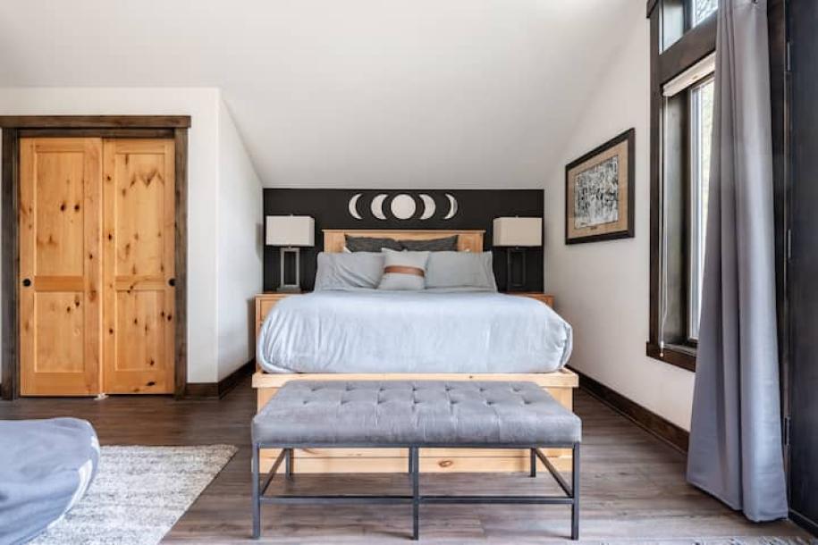 Entire guesthouse in South Lake Tahoe, California 2 guestsStudio1 bed1 bath-4