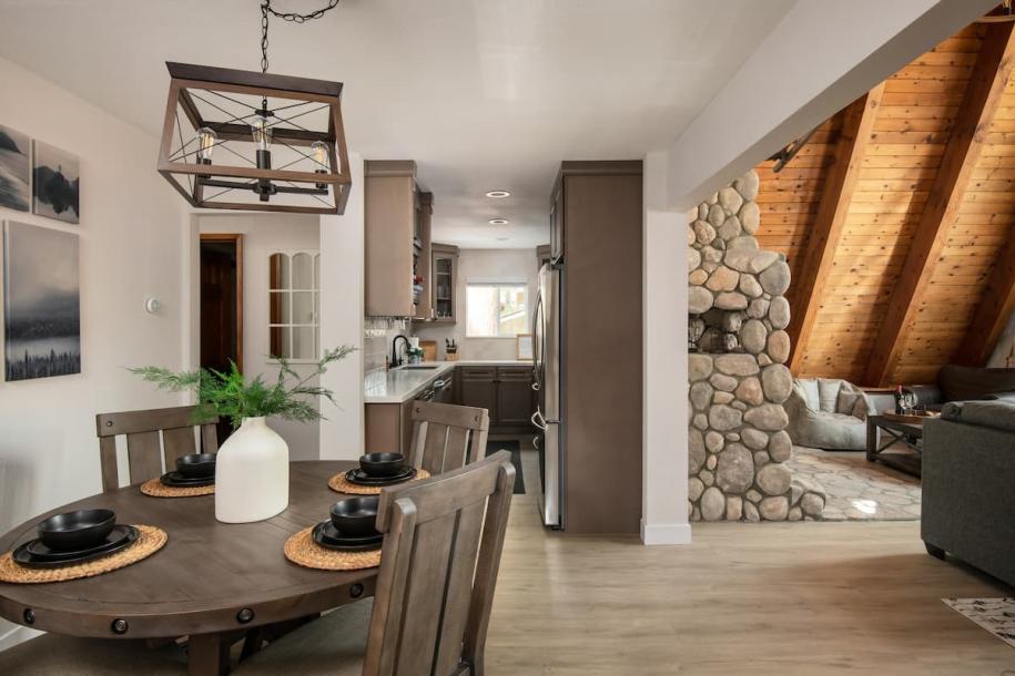Entire cabin in Big Bear Lake, California 8 guests3 bedrooms5 beds2 baths-9