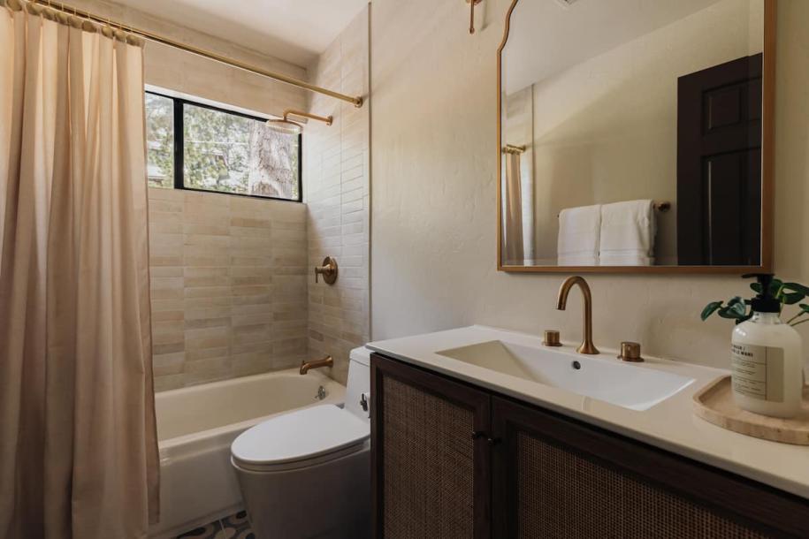 Entire cabin in Lake Arrowhead, California 8 guests4 bedrooms6 beds3 baths-3