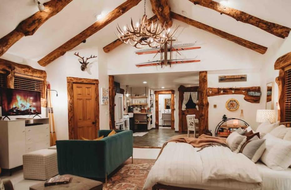 Entire guesthouse in Lake Arrowhead, California 2 guestsStudio1 bed1 bath-14
