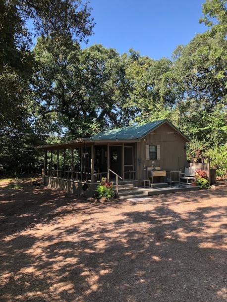 Entire cabin in Athens, Texas 2 guests1 bedroom1 bed1 bath-13