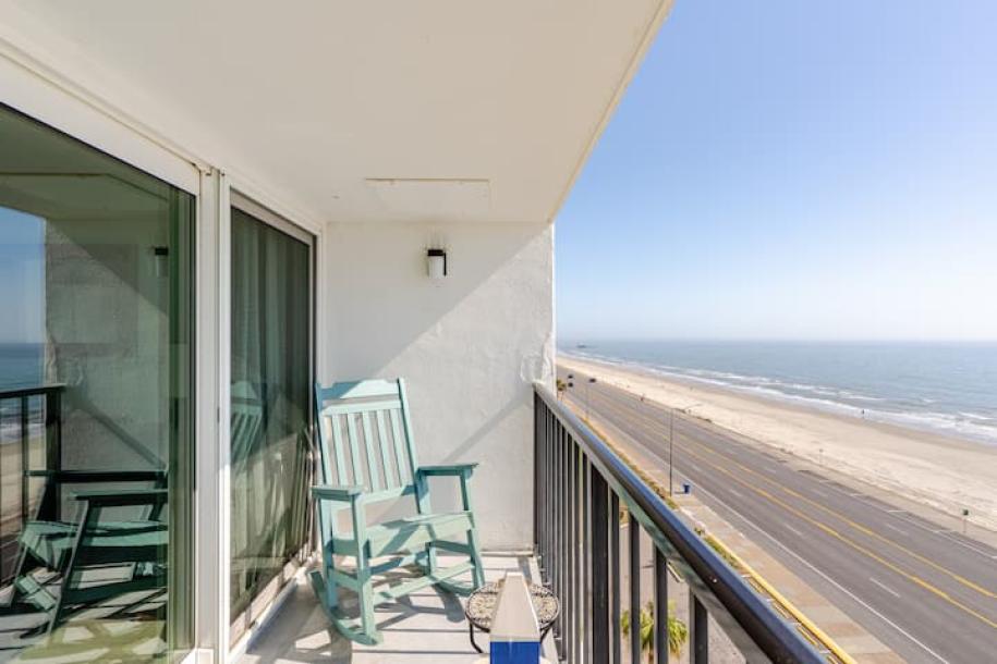 Entire condo in Galveston, Texas 6 guests2 bedrooms3 beds2 baths-0