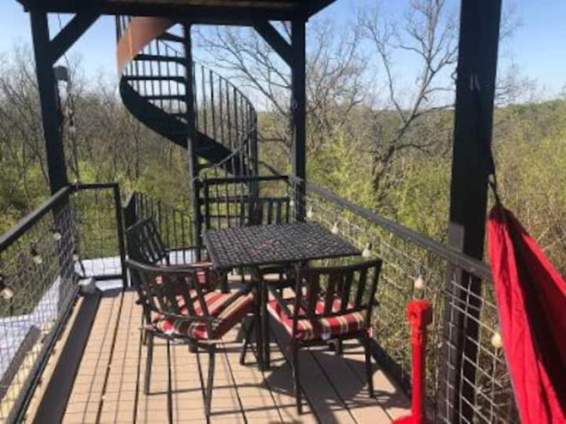 Treehouse in Ladonia, Texas 4 guests2 bedrooms2 beds1 bath-2