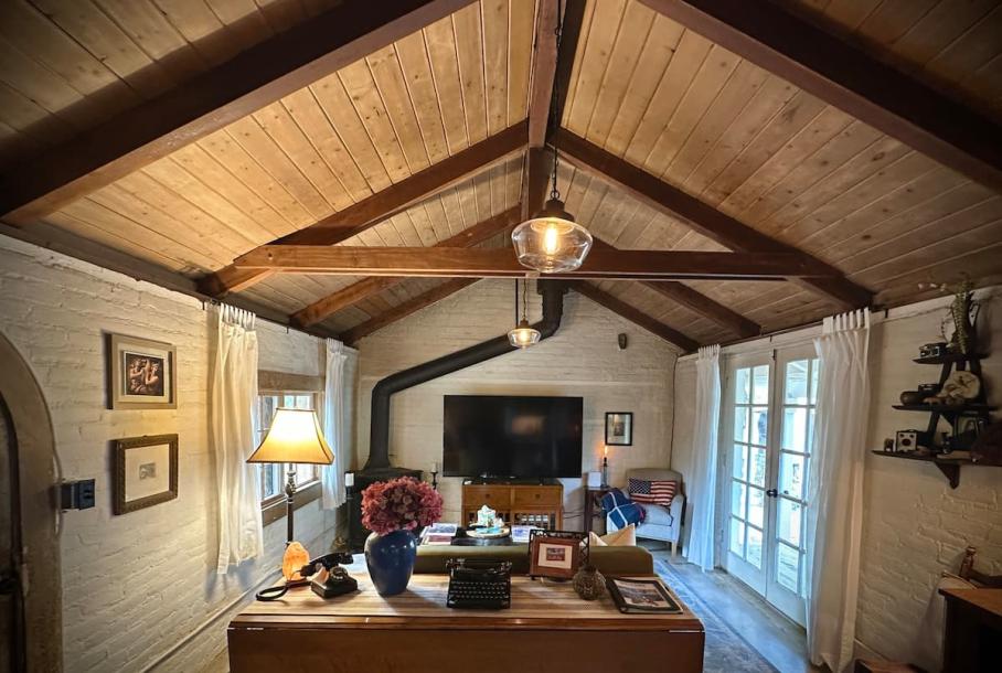 Entire guesthouse in Santa Barbara, California 3 guests1 bedroom1 bed1 bath-16