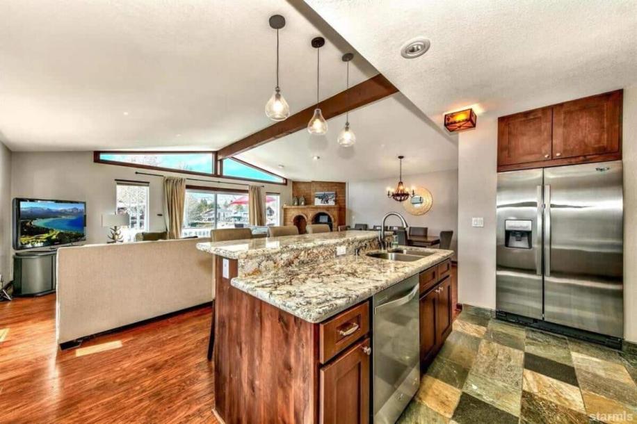 Entire home in South Lake Tahoe, California 4 guests2 bedrooms2 beds2 baths-11