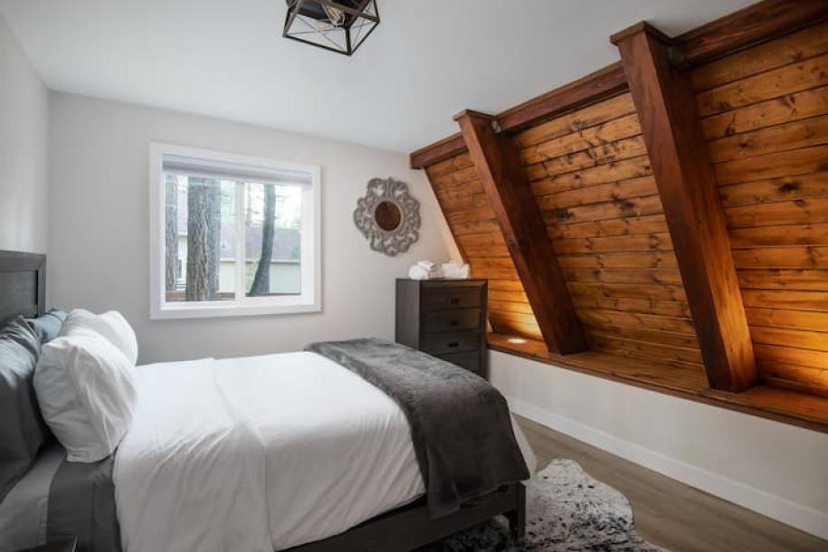 Entire cabin in Big Bear Lake, California 8 guests3 bedrooms5 beds2 baths-5