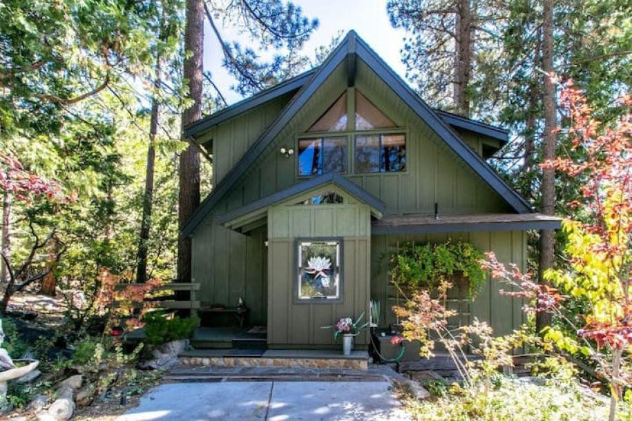 Entire cabin in Idyllwild-Pine Cove, California 4 guests2 bedrooms2 beds2 baths-18