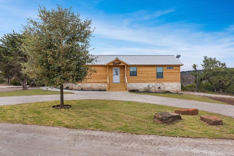 Entire cabin in Fredericksburg, Texas 2 guests1 bedroom1 bed1 bath-0