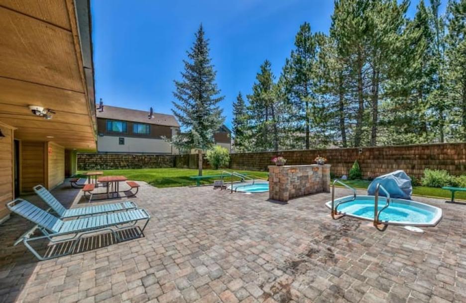 Entire home in South Lake Tahoe, California 4 guests2 bedrooms2 beds2 baths-19