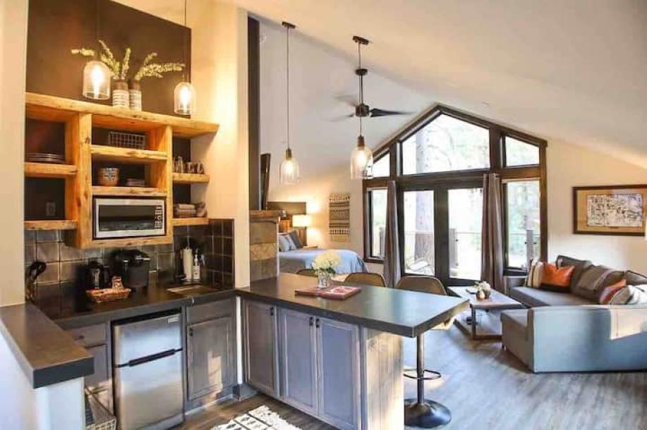 Entire guesthouse in South Lake Tahoe, California 2 guestsStudio1 bed1 bath-9