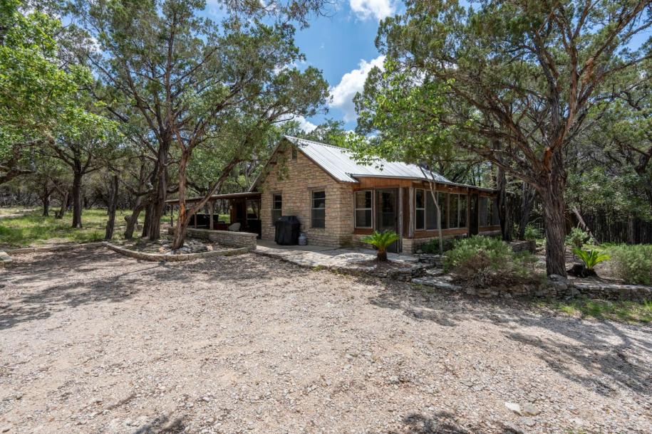 Entire home in Wimberley, Texas 4 guests2 bedrooms4 beds1 bath-0