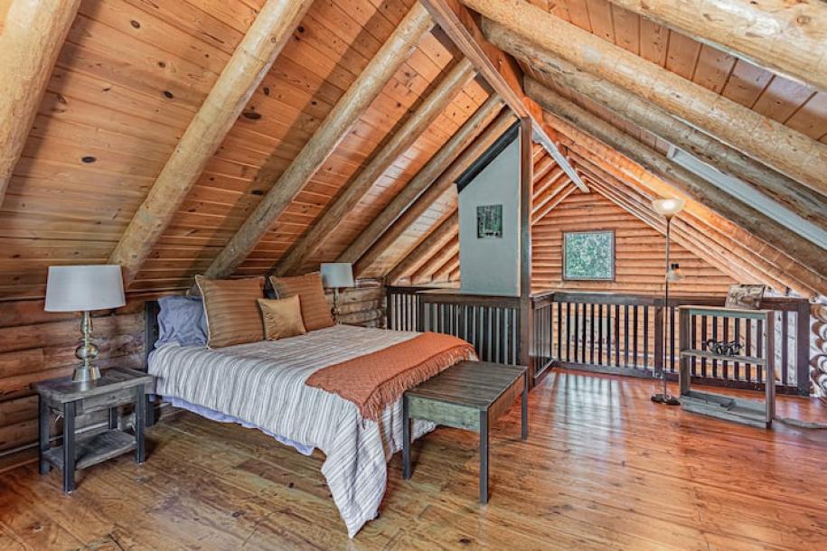 Entire cabin in Squaw Valley, California 8 guests3 bedrooms4 beds2 baths-16
