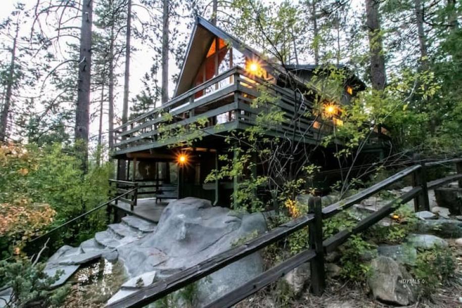 Entire cabin in Idyllwild-Pine Cove, California 4 guests2 bedrooms2 beds2 baths-0