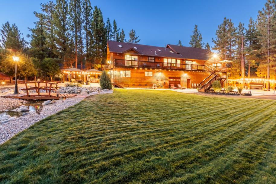 Entire cabin in Big Bear, California 12 guests8 bedrooms16 beds6.5 baths-0