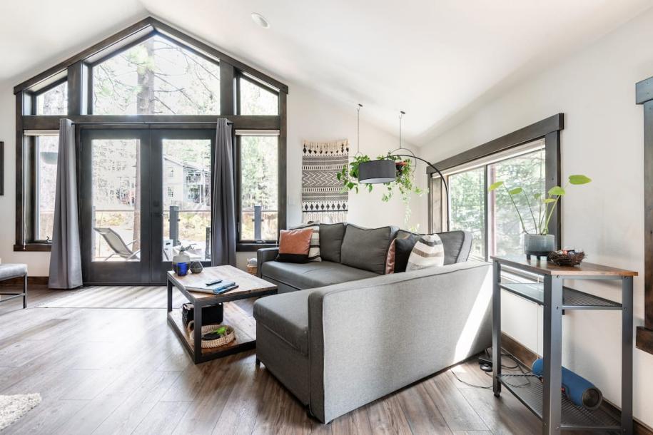 Entire guesthouse in South Lake Tahoe, California 2 guestsStudio1 bed1 bath-13