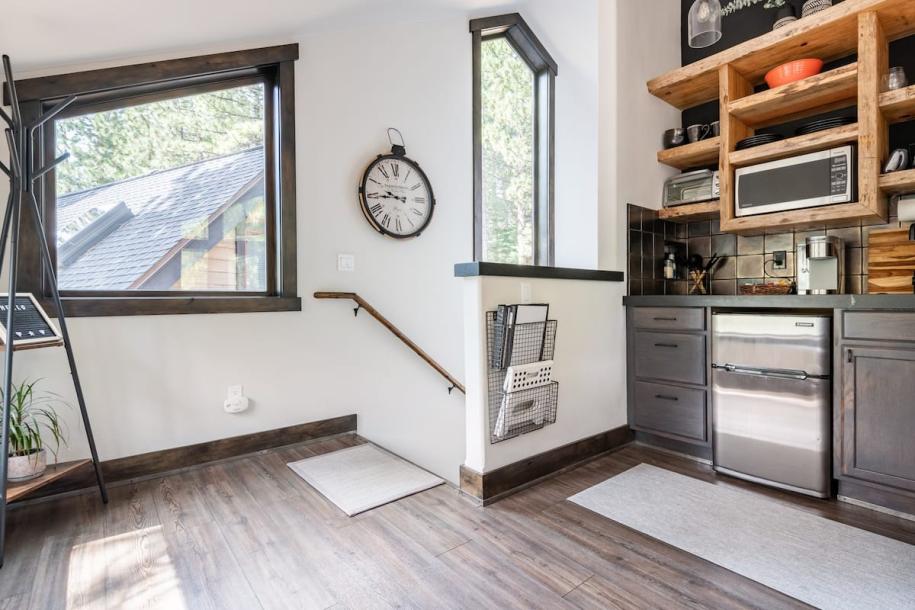Entire guesthouse in South Lake Tahoe, California 2 guestsStudio1 bed1 bath-10