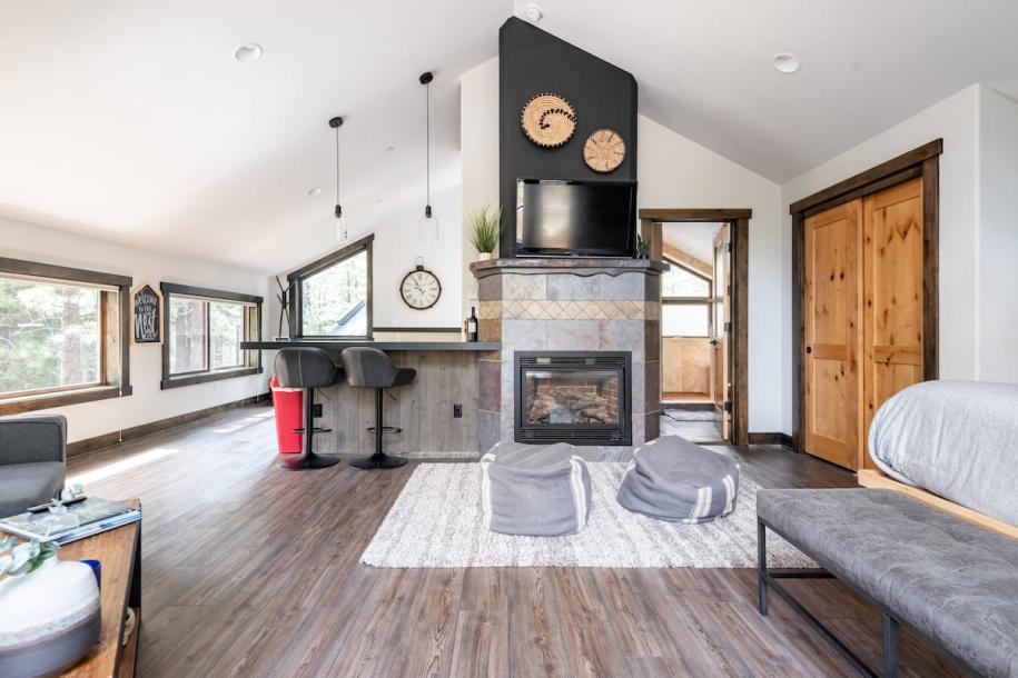 Entire guesthouse in South Lake Tahoe, California 2 guestsStudio1 bed1 bath-12