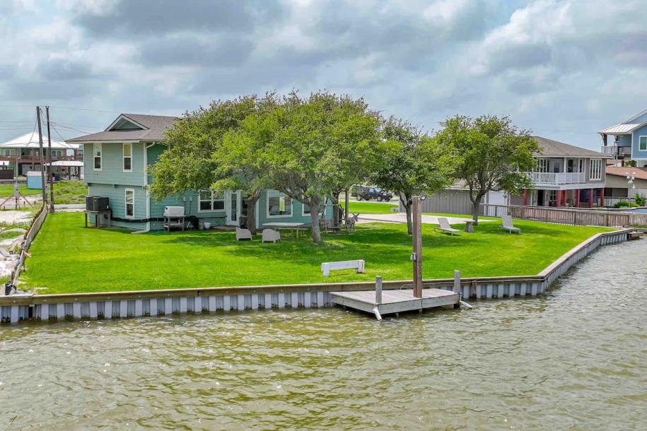 Entire home in Rockport, Texas 8 guests4 bedrooms6 beds2 baths-1