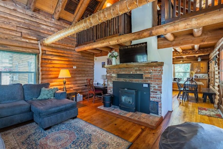 Entire cabin in Squaw Valley, California 8 guests3 bedrooms4 beds2 baths-8