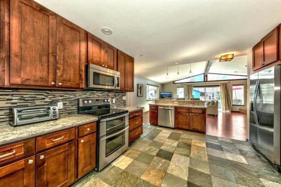 Entire home in South Lake Tahoe, California 4 guests2 bedrooms2 beds2 baths-9