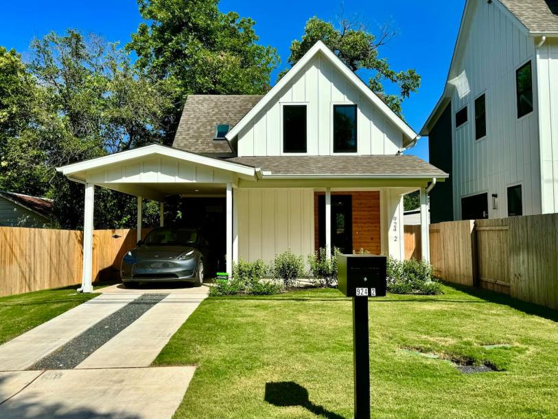 Entire home in Austin, Texas 6 guests2 bedrooms3 beds2.5 baths-9