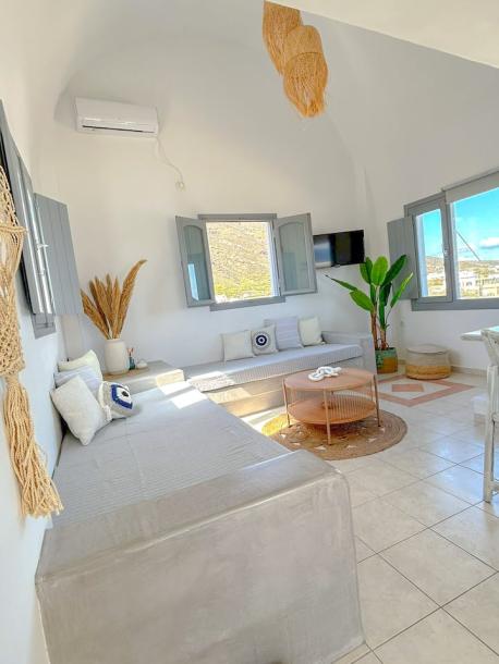 Cycladic home in Imerovigli, Greece 4 guests1 bedroom3 beds1 bath-11