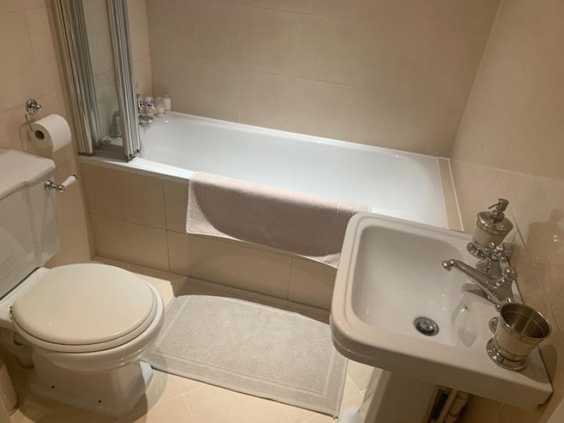 Room in Hampstead Central London, United Kingdom 2 single bedsShared bathroom-3