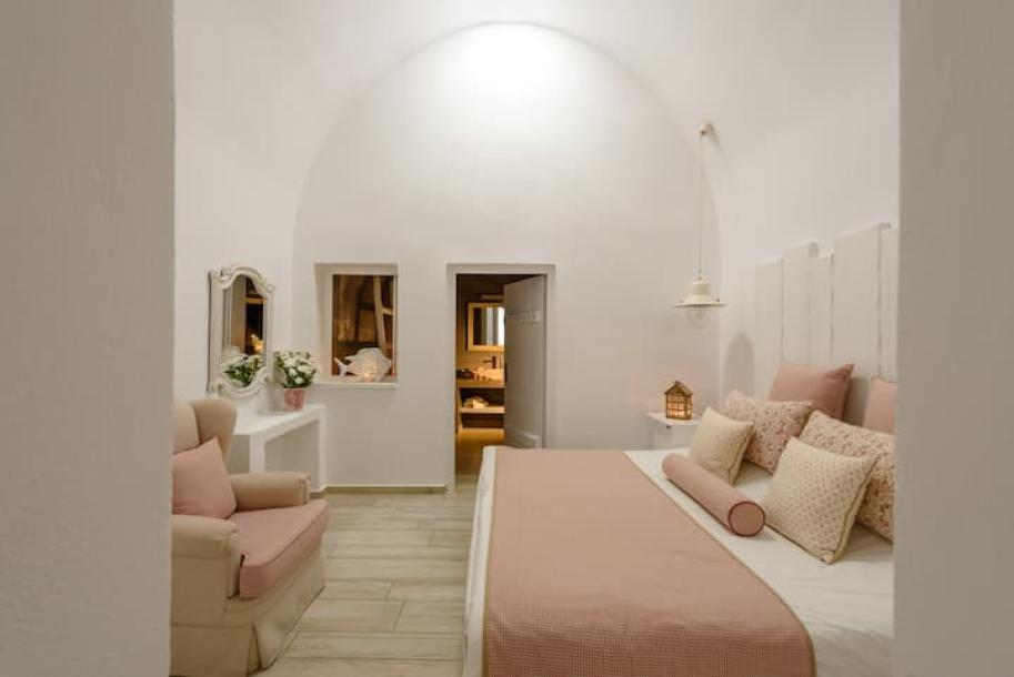 Room in boutique hotel in Imerovigli, Greece 4 guests1 bedroom3 beds1 private bath-11