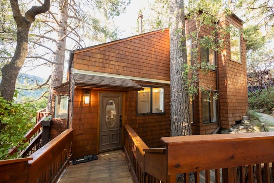 Entire cabin in Idyllwild-Pine Cove, California 6 guests3 bedrooms3 beds3 baths-17