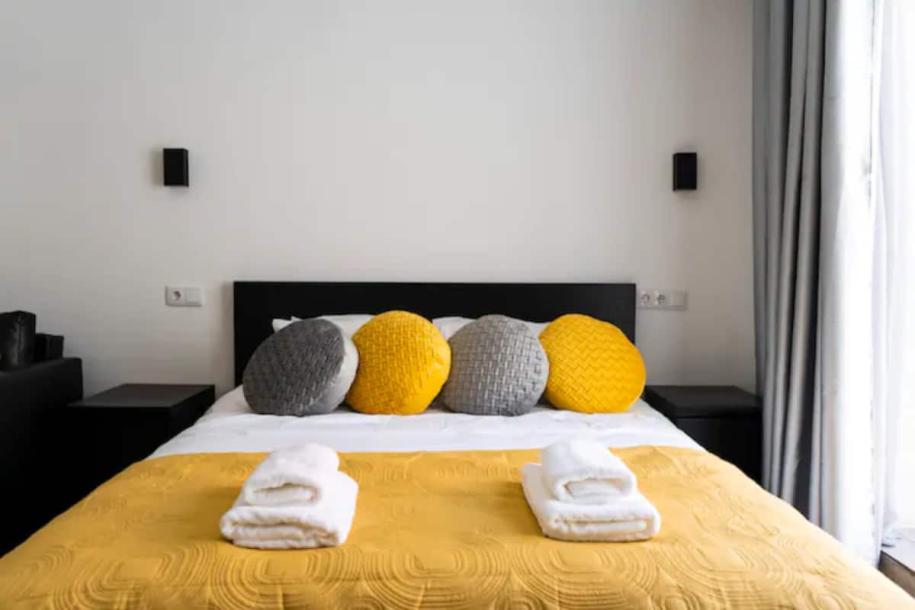 Entire rental unit in Porto, Portugal 2 guestsStudio1 bed1 bath-0