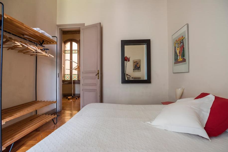 Entire rental unit in Barcelona, Spain 4 guests2 bedrooms2 beds1 bath-12