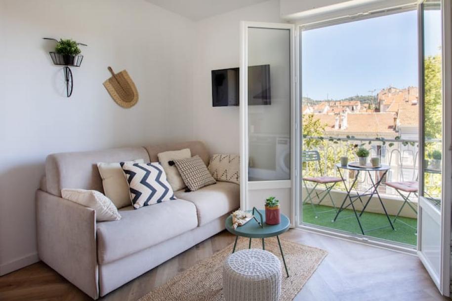 Entire rental unit in Cannes, France 4 guests1 bedroom2 beds1 bath-9