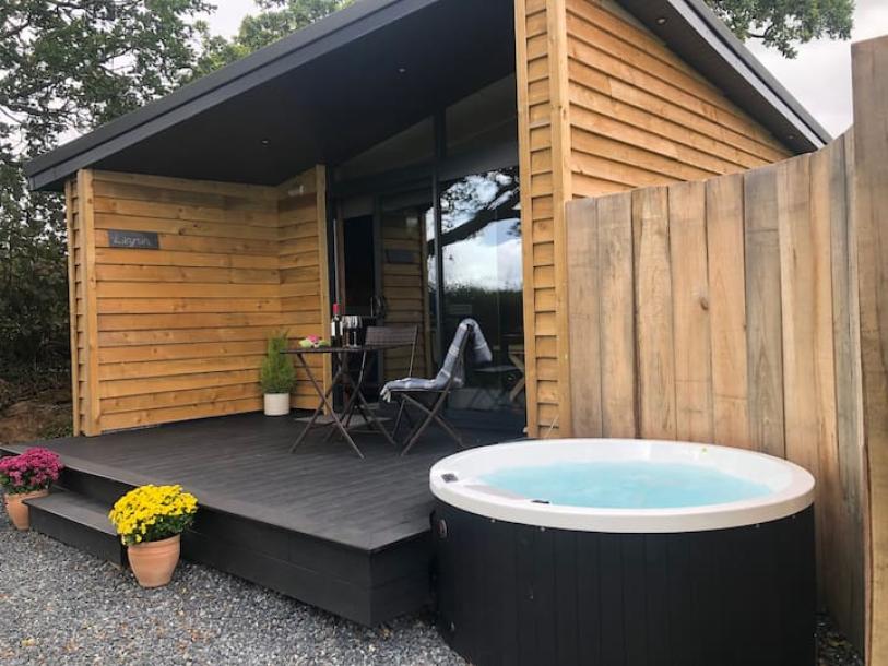 Entire cabin in Cornwall, United Kingdom 2 guests1 bedroom1 bed1 bath-1