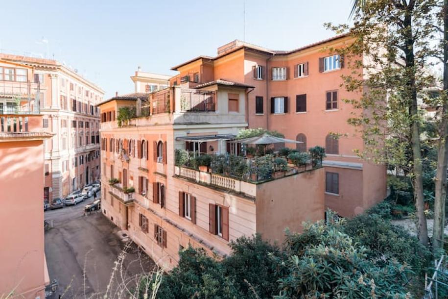 Entire cottage in Rome, Italy 2 guests1 bedroom2 beds1 bath-1