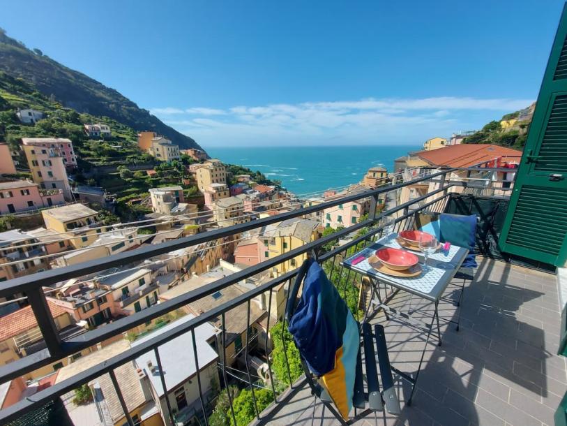 Entire rental unit in Riomaggiore, Italy 4 guests1 bedroom2 beds1 bath-0