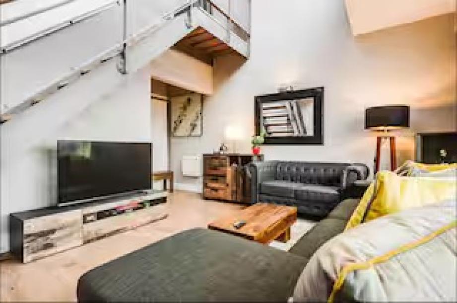 Spacious Central Liverpool Penthouse| Free Parking-1