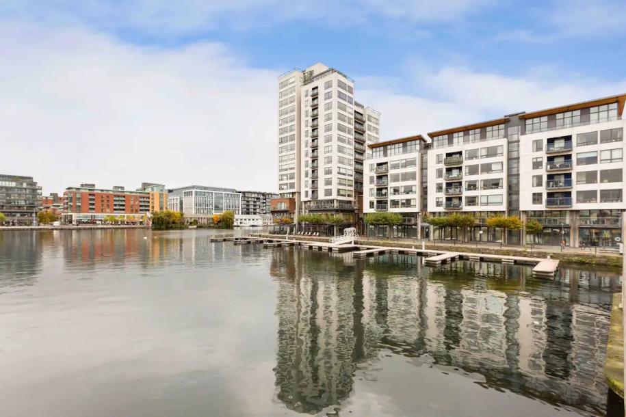 Grand Canal Dock Waterfront Luxury with Balcony-3